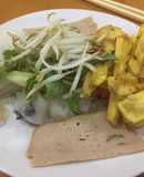 Bánh cuốn kèm bánh tôm