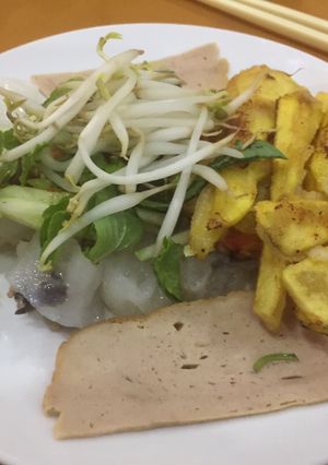 Hình của món Bánh cuốn kèm bánh tôm.