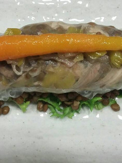 Una foto de Rollos de pollo en escabeche y ensalada de lentejas