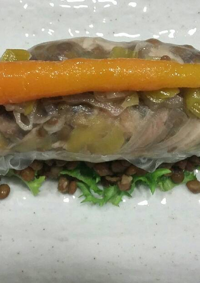 Una foto de Rollos de pollo en escabeche y ensalada de lentejas