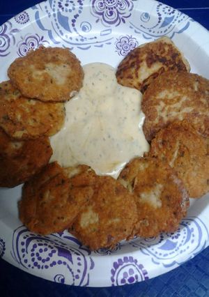 A picture of Garlicky Cheesy fried tuna biscuits.
