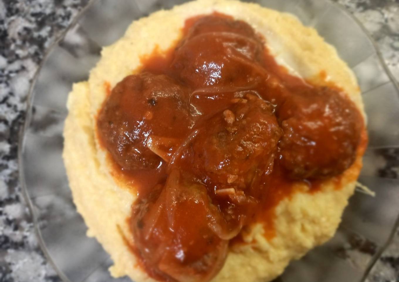 Polenta Cremosa con Albóndigas en Salsa