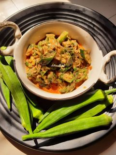 दही भेंडी (dahi bhendi recipe in marathi) रेसिपी चे मुख्य फोटो