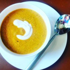 A picture of Chicken and carry creme soup.