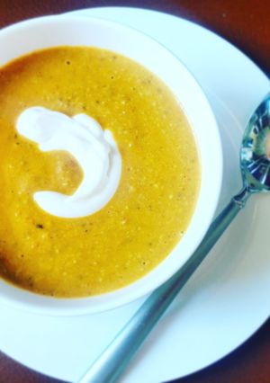 A picture of Chicken and carry creme soup.