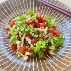 A picture of Herbed Tomato Salad with mushrooms.