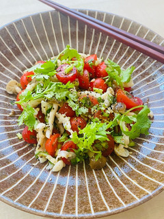 A picture of Herbed Tomato Salad with mushrooms.