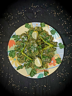પાલક નાં ખાટા-મીઠા મુઠીયા (sweet and sour Spinach Muthiya recipe in Gujarati) રેસીપી મુખ્ય ફોટો