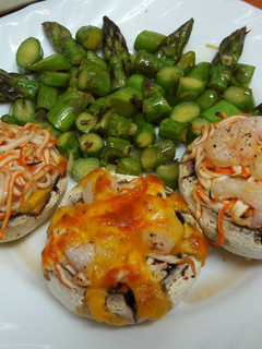 Una foto de Champiñones con surimi, gambas y cheddar con espárragos al ajillo