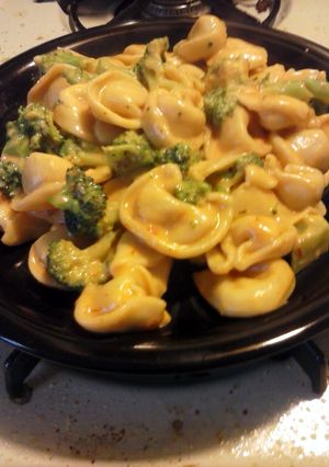 A picture of 10 minute cheesy tortellini and broccoli.