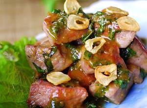 https://img-global.cpcdn.com/recipes/5146635288969216/300x220cq70/steak-cubes-with-garlic-shiso-miso-sauce-recipe-main-photo.jpg