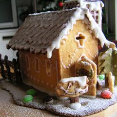 A picture of Christmas Cookie House.
