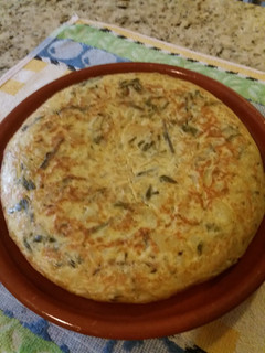 Una foto de Tortilla de patatas, cebolla y espárragos trigueros a mi manera