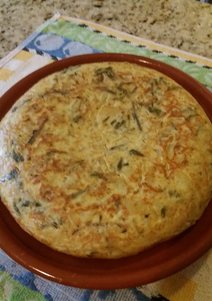 Una foto de Tortilla de patatas, cebolla y espárragos trigueros a mi manera