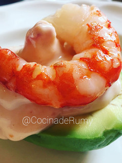 Una foto de Aguacate con gambas 🍤