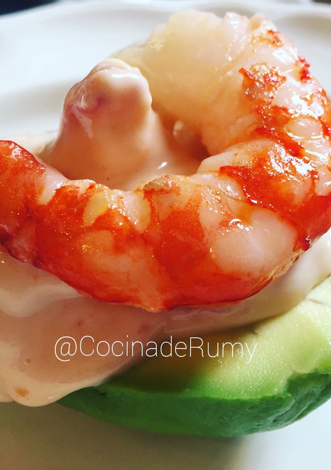 Una foto de Aguacate con gambas 🍤