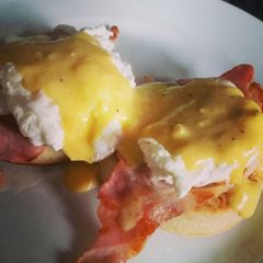 A picture of Eggs Bennydict.