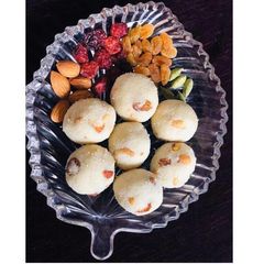 A picture of Rava laddoo.
