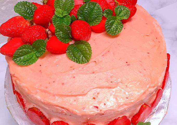 Basic Cake with Strawberry Butter Cream