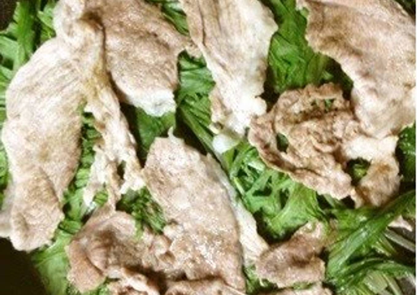 Healthy and easy to decorate with mizuna and pork