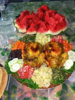 صورة لوصفة دجاج مبخر ومحمر في الفرن بحشوة رائعة مرفوق بالخضر