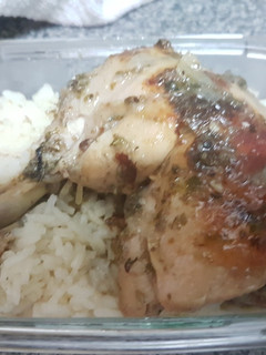 Una foto de Pollo a la mostaza y cebolla