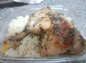 Una foto de Pollo a la mostaza y cebolla