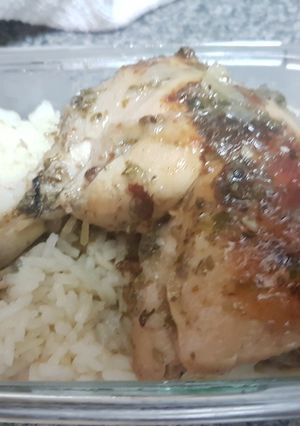 Una foto de Pollo a la mostaza y cebolla