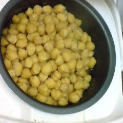 A picture of Beans Simmered in a Rice Cooker.