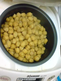 A picture of Beans Simmered in a Rice Cooker.