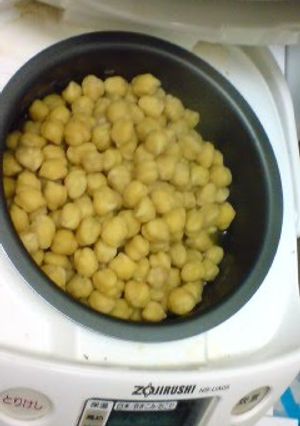 A picture of Beans Simmered in a Rice Cooker.