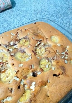 Una foto de Bizcocho marmoleado con plátano y pecanas! 🍌🍫