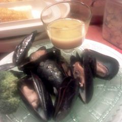 A picture of Juicee's mussels steamed in white wine, butter, & garlic.