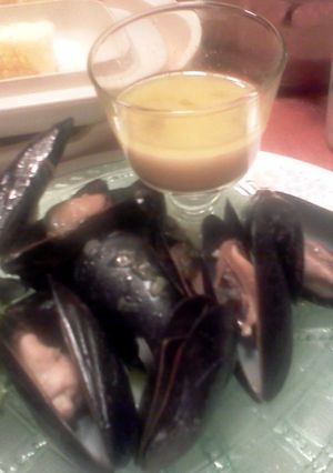 A picture of Juicee's mussels steamed in white wine, butter, & garlic.
