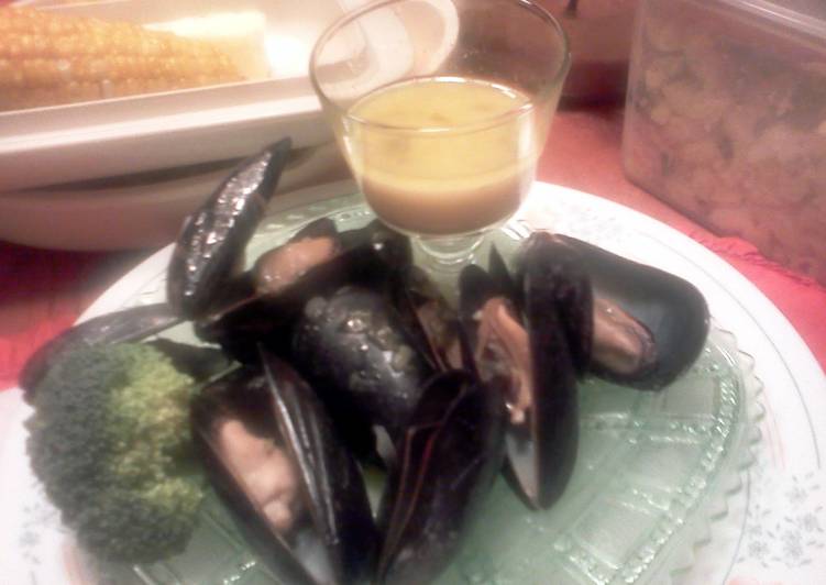 Recipe of Ultimate Juicee&#39;s mussels steamed in white wine, butter, &amp; garlic