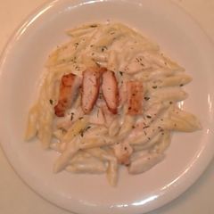 A picture of Chicken Alfredo.