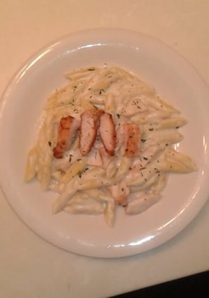 A picture of Chicken Alfredo.