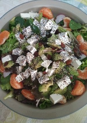 Una foto de Ensalada de mandarina, queso fresco y aguacate