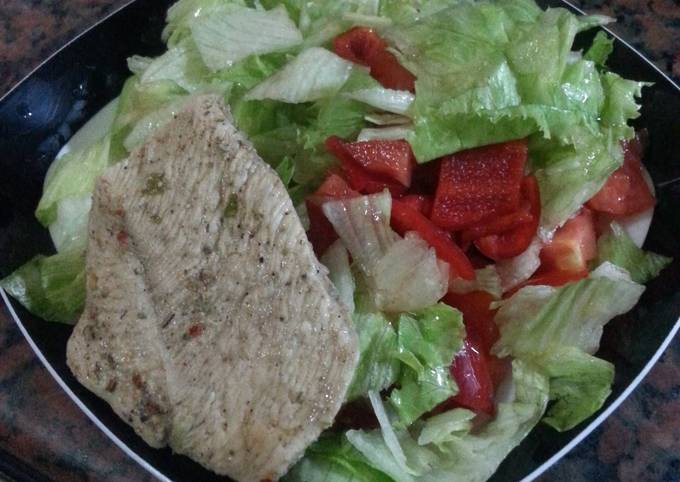 HCG diet meal 2: chicken breast and salad