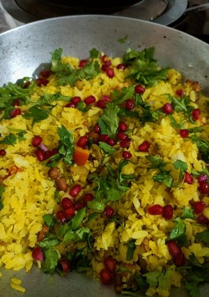 બટાકા પૌવા (Bataka Poha Recipe In Gujarati) રેસીપી મુખ્ય ફોટો