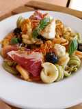Ensalada de pasta con jamón con vinagreta de cebolla, miel y mostaza