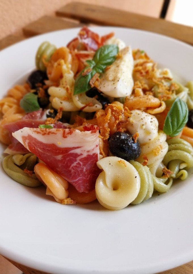 Una foto de Ensalada de pasta con jamón con vinagreta de cebolla, miel y mostaza