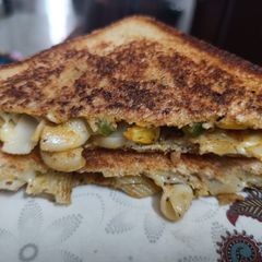 A picture of Leftover macaroni sandwich.