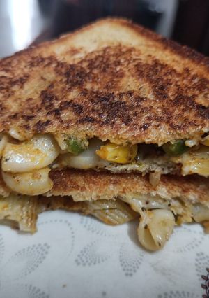 A picture of Leftover macaroni sandwich.