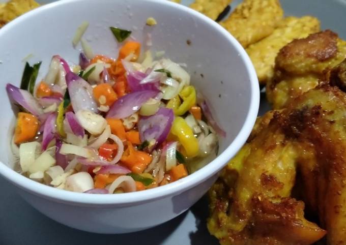 Ayam Goreng Bumbu Kuning dan Sambal Matah