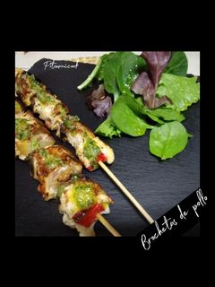 Una foto de Brochetas de pollo