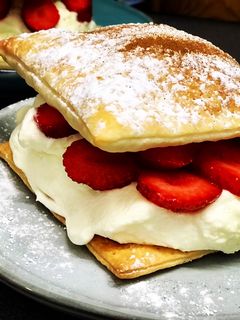 Una foto de Milhojas de nata y fresas 🍓🍓🍓