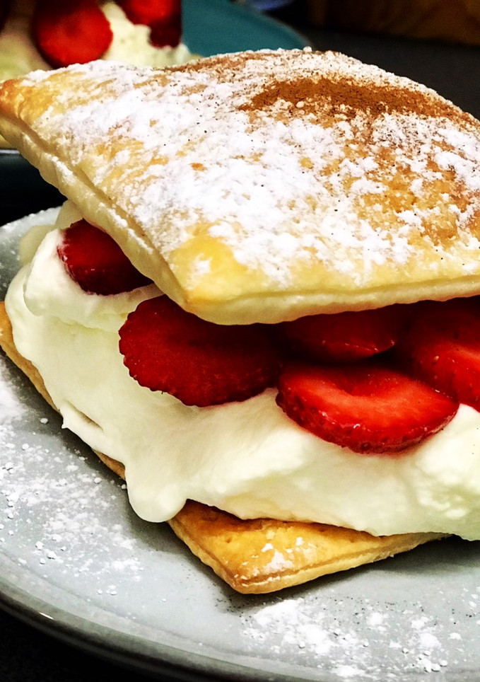 Una foto de Milhojas de nata y fresas 🍓🍓🍓