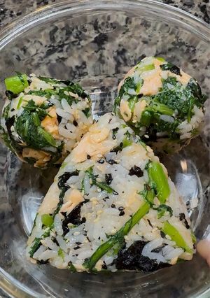 A picture of Salmon and Garland Chrysanthemum Rice Balls.