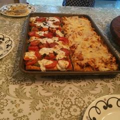 A picture of Barbecue and Caprese ぴっざxyź1 bread.